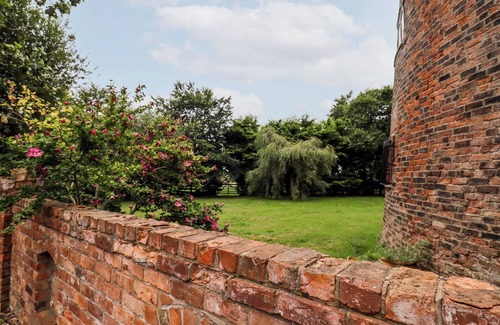 Ormskirk Cottage | WINDMILL ON THE FARM, family friendly, with a garden in Burscough