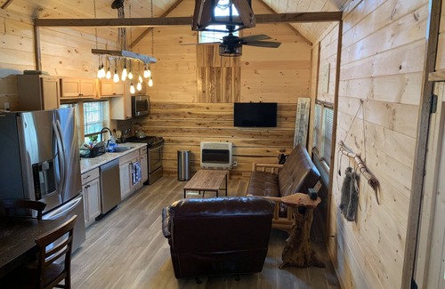 Clinton Cabin | WINDROCK CABIN THAT IS 5 MINUTES AWAY FROM GENERAL STORE AND TRAIL HEADS BEAUTY!