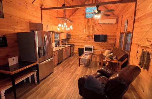Clinton Cabin | WINDROCK CABIN THAT IS 5 MINUTES AWAY FROM GENERAL STORE AND TRAIL HEADS BEAUTY!