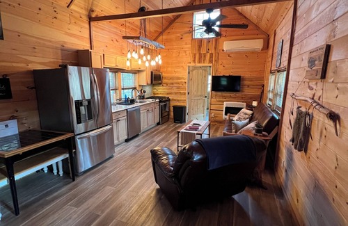 Clinton Cabin | WINDROCK CABIN THAT IS 5 MINUTES AWAY FROM GENERAL STORE AND TRAIL HEADS BEAUTY!