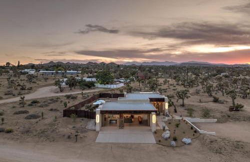 Yucca Valley House | Windsong Modern compound w pool spa