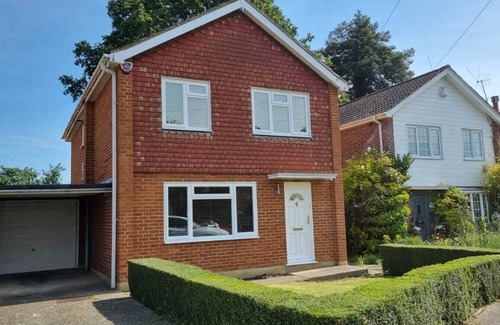Windsor House | Windsor 4 Bedroom House with garden near to Legoland with free off road parking