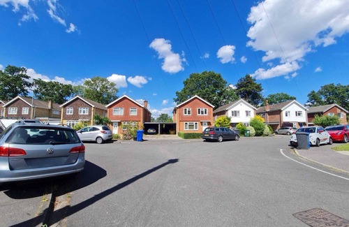 Windsor House | Windsor 4 Bedroom House with garden near to Legoland with free off road parking