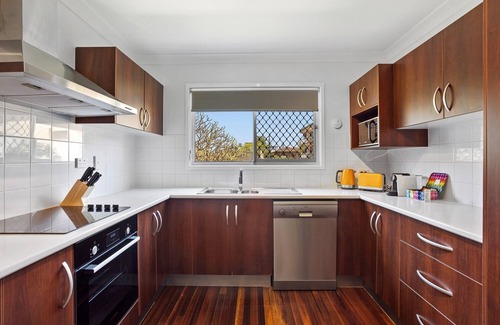 Windsor Apartment | Windsor Cosy 2-Bedroom Unit in Quiet Neighborhood