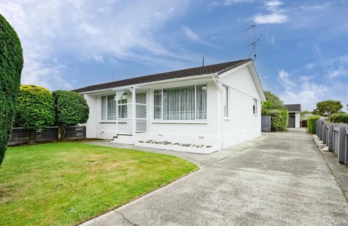Invercargill House | Windsor Garden EscapenOpposite the beautiful Queens Park