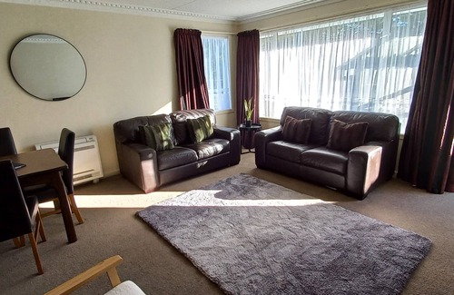 Invercargill House | Windsor Garden EscapenOpposite the beautiful Queens Park