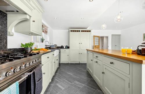 Olton House | Windsor Manor - Luxury 5-bed Retreat in Solihull