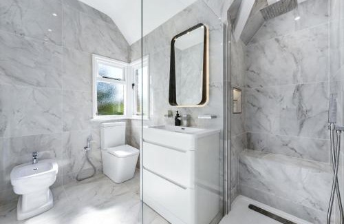 Olton House | Windsor Manor - Luxury 5-bed Retreat in Solihull