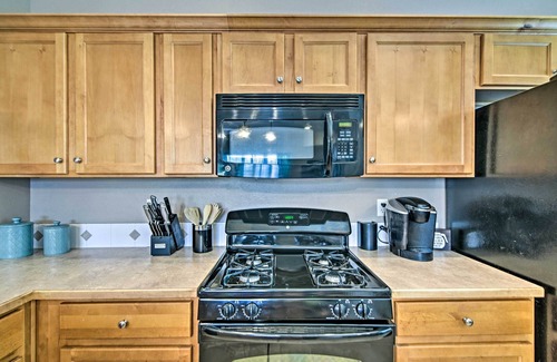 Windsor House | Windsor Townhome w/Balcony + Golf On-Site!