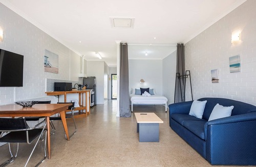 Lancelin Apartment | Windsurfer Beach Chalet - 5