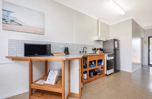 Lancelin Apartment | Windsurfer Beach Chalet - 5