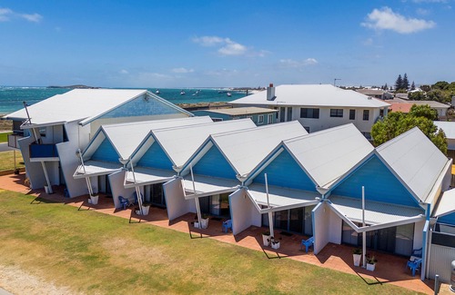Lancelin Apartment | Windsurfer Beach Chalet - 5