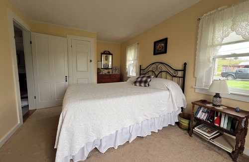 Chelsea Bed & Breakfast | Windswept Acres Northeast Room - Charming Homestay in Chelsea with WiFi & ponds
