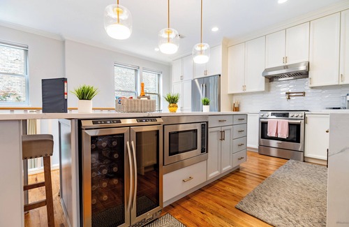 Irving Park House | Windy City Getaway : 3BR 2BA Chicago Townhouse