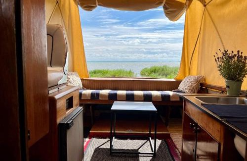 Orissaare Boat Rental | Windy paadimajutus