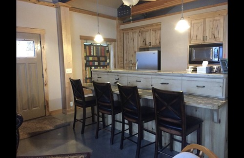 Honeyville House | Windy Poplars Cottage (near Crystal Hot Springs)
