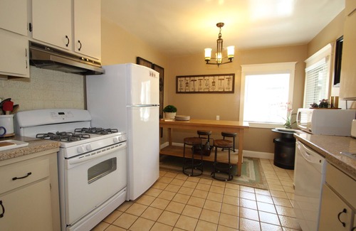 Boyes Hot Springs Cottage | Wine Country 2 bedroom Cottage (with Optional 1 bedroom Guest House)