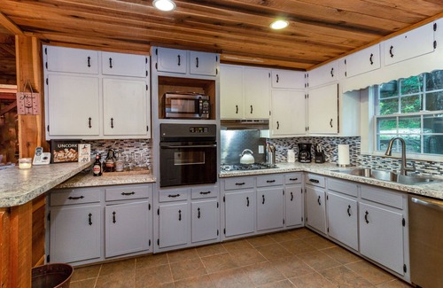 Dahlonega House | Wine Country Cabin nestled in the the Georgia Mountains of Dahlonega