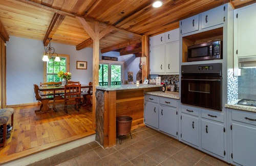 Dahlonega House | Wine Country Cabin nestled in the the Georgia Mountains of Dahlonega