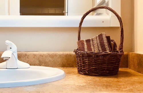 Palisade House | Wine Country Cottage -Located in Wine Country. Downtown and Close to Wineries