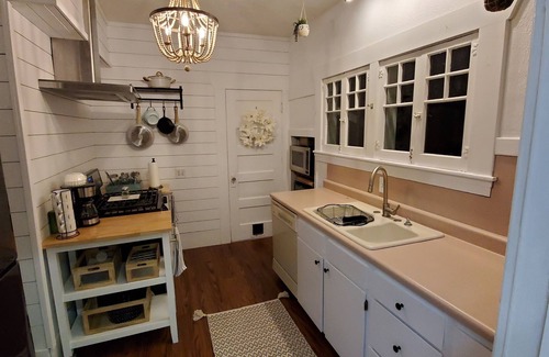 Santa Rosa Cottage | Wine Country Cottage in downtown Santa Rosa, CA