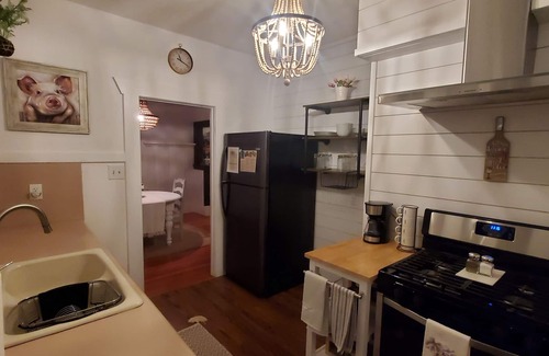 Santa Rosa Cottage | Wine Country Cottage in downtown Santa Rosa, CA