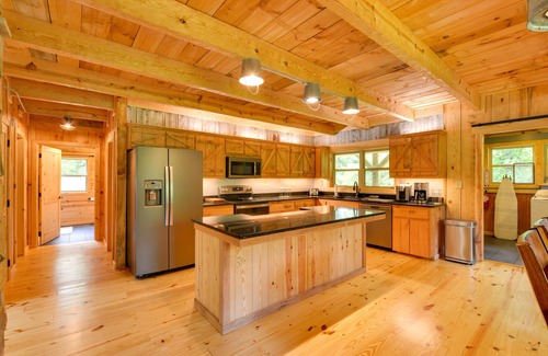 Olin Cottage | Wine Country Cottage w/Fire Pit in Olin!
