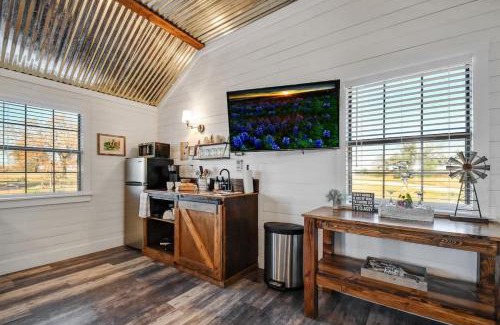 Fredericksburg House | Wine Country Cottage with Scenic Hill Country Views