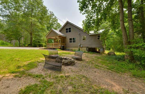 Olin House | Wine Country Cottage with Fire Pit in Olin!