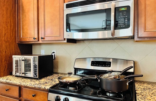 Nut Tree House | Wine Country Farmhouse with Fire Pit & BBQ near Napa, San Francisco & Sacramento