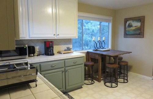Boyes Hot Springs House | Wine Country Getaway under the Oak