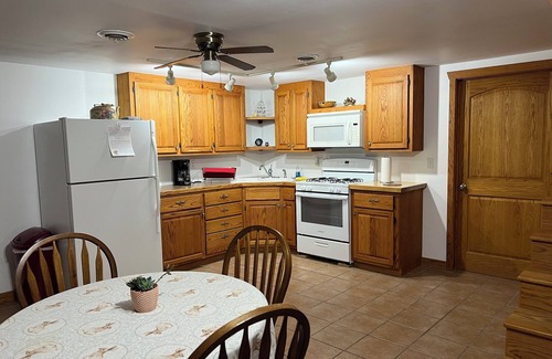 Cobden House | Wine Country Hideaway Near Wineries & Giant City