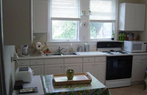 Boonville House | Wine Country Retreat/50 Wineries, Restaurants & Art Galleries