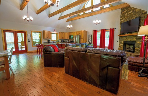 Dahlonega Cabin | Wine Country Retreat-Covered Deck/HotTub/Fire Pit/Playground/Games Galore!
