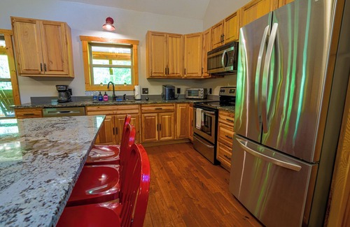 Dahlonega Cabin | Wine Country Retreat-Covered Deck/HotTub/Fire Pit/Playground/Games Galore!