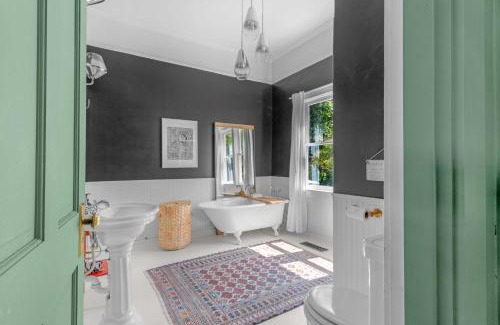 Guerneville House | Wine Country Retreat with Pool & Hot Tub - Dogs OK