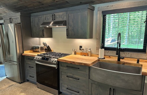 Madison Cabin | Wine Country Spacious Modern Woodside Cabin for 4