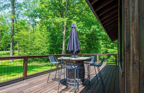 Madison Cabin | Wine Country Spacious Modern Woodside Cabin for 4