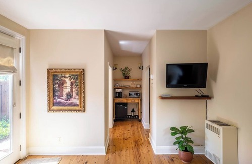 Sonoma Apartment | Wine Country Thyme, Suite with Hot Tub