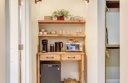 Sonoma Apartment | Wine Country Thyme, Suite with Hot Tub