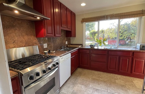 Sonoma Villa | Wine country villa, garden, pool, Jacuzzi, walk to Sonoma square