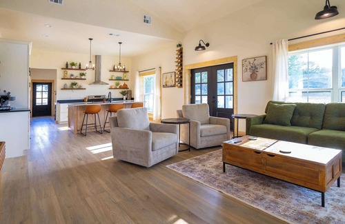 Johnson City House | Wine Down – Hill Country Retreat