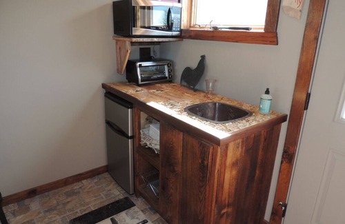 Treloar Bed & Breakfast | Wine Haus: charming cottage with breathtaking views of the Missouri River!