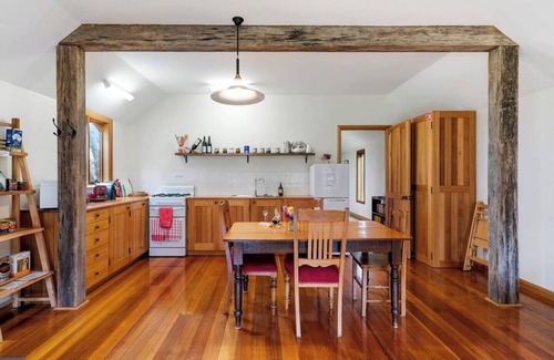 Kettering Apartment | Wine Loft Cosy Country Retreat with Ocean Views