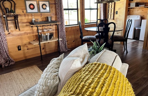 Johnson City Cabin | Wine Road Ranch Retreat Free LV2 EV charging, Starlink WiFi, fire pit, deck