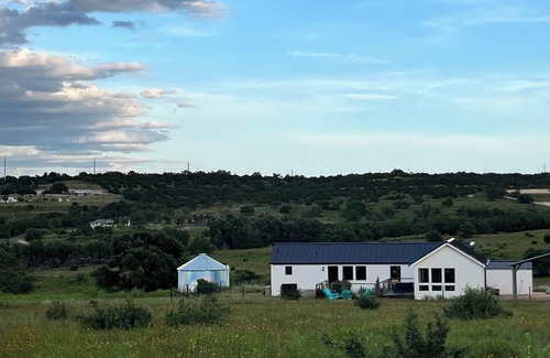 Johnson City Cabin | Wine Road Ranch Retreat Free LV2 EV charging, Starlink WiFi, fire pit, deck