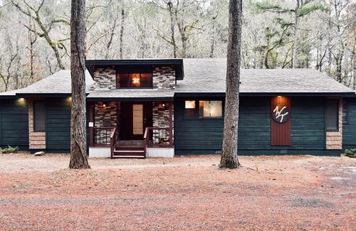 Broken Bow House | Wine Time 5 Bedroom Shuffleboard Hot Tub Fire Pit Play Set