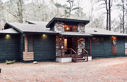Broken Bow House | Wine Time 5 Bedroom Shuffleboard Hot Tub Fire Pit Play Set