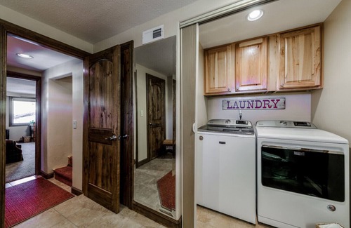 Ruidoso Apartment | Wine & Wilderness: MTN Luxe Chalet/Hot Tub/Views