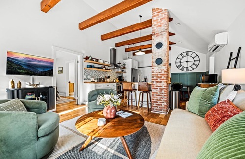 Balfour House | Wine & Wood-Wine Room Hot-Tub 5 Mins to Downtown